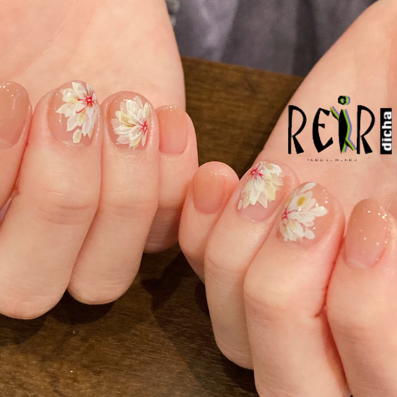 お正月 成人式 ブライダル ハンド グラデーション レイールディッチャ ネイル スクールのネイルデザイン No ネイルブック