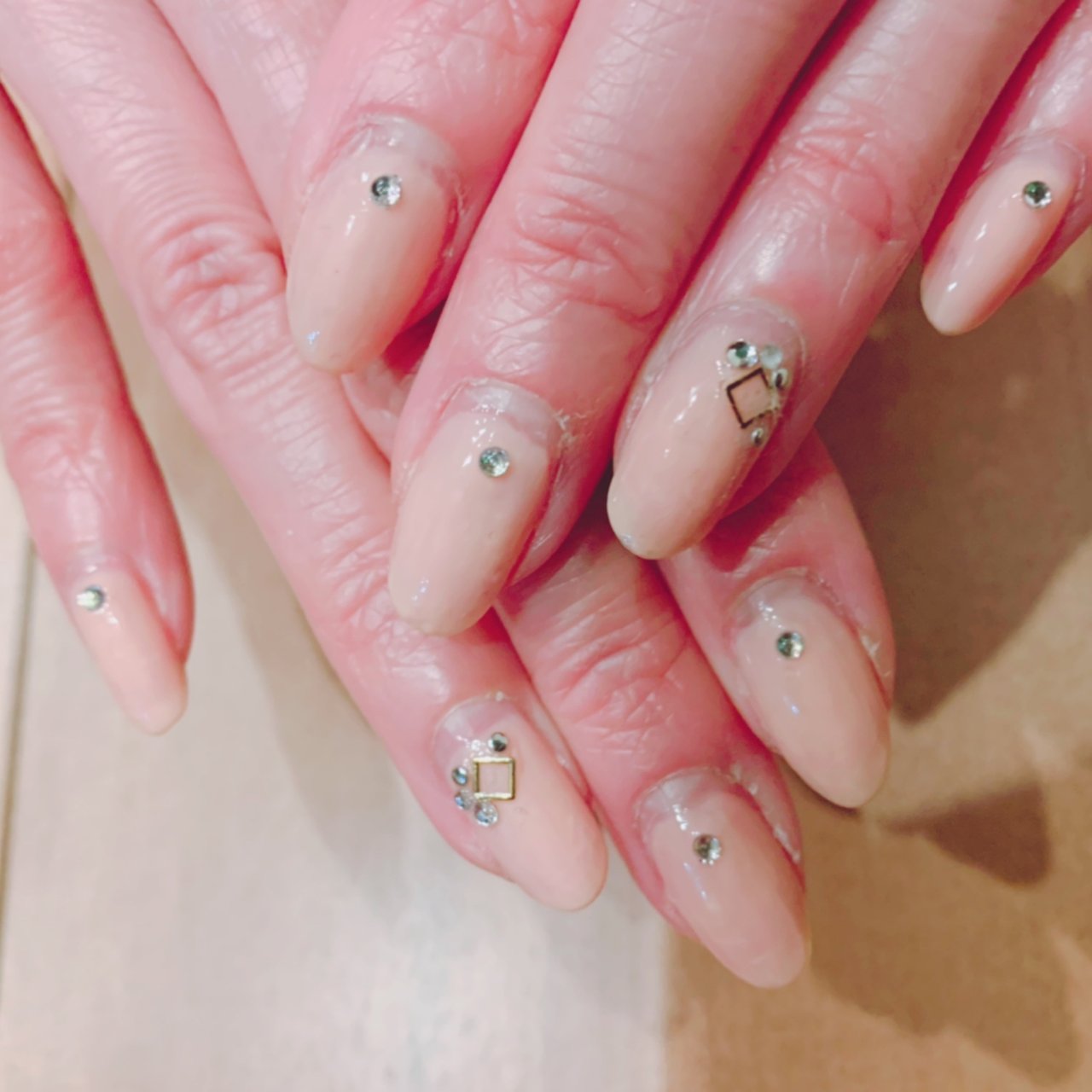 ハンド ワンカラー ビジュー ベージュ ピンク Cacamai Nailのネイルデザイン No ネイルブック