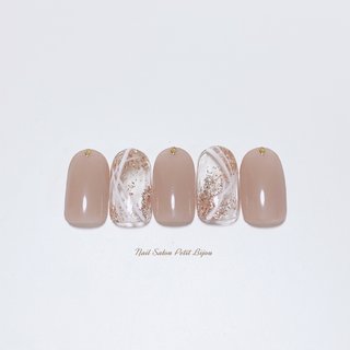 スモーキーベージュのネイルデザイン ネイルブック