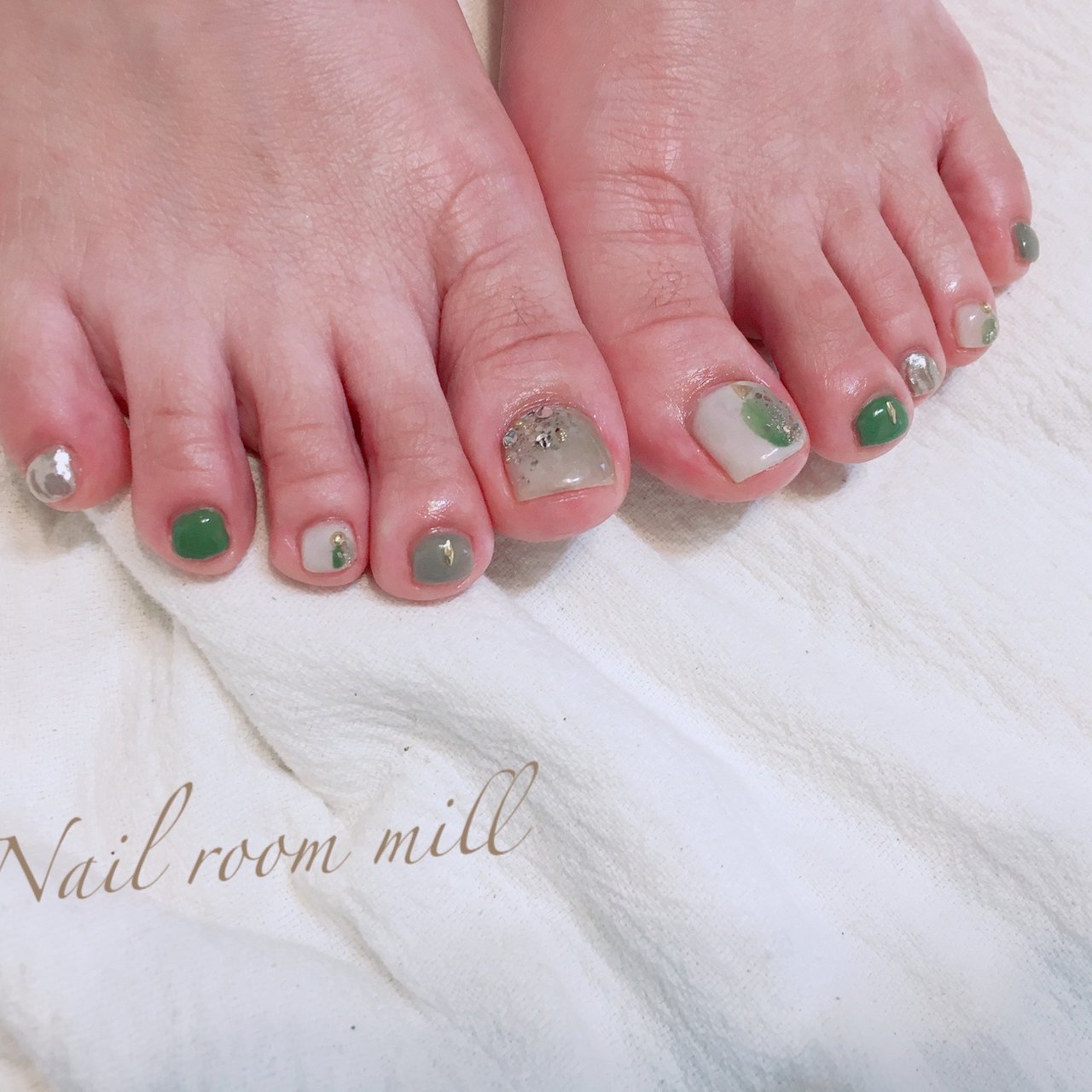 夏 秋 オールシーズン フット ニュアンス Nail Room Millのネイルデザイン No ネイルブック