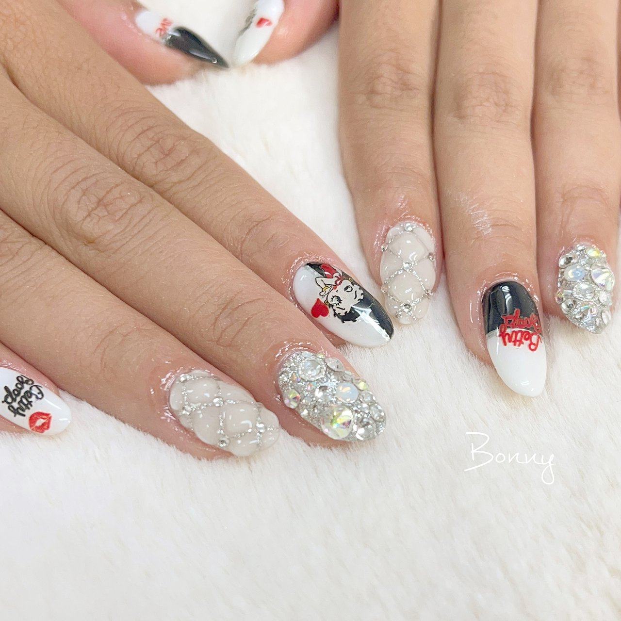 ビジュー キャラクター キルティング ホワイト ブラック Private Nailsalon Bonnyのネイルデザイン No ネイルブック