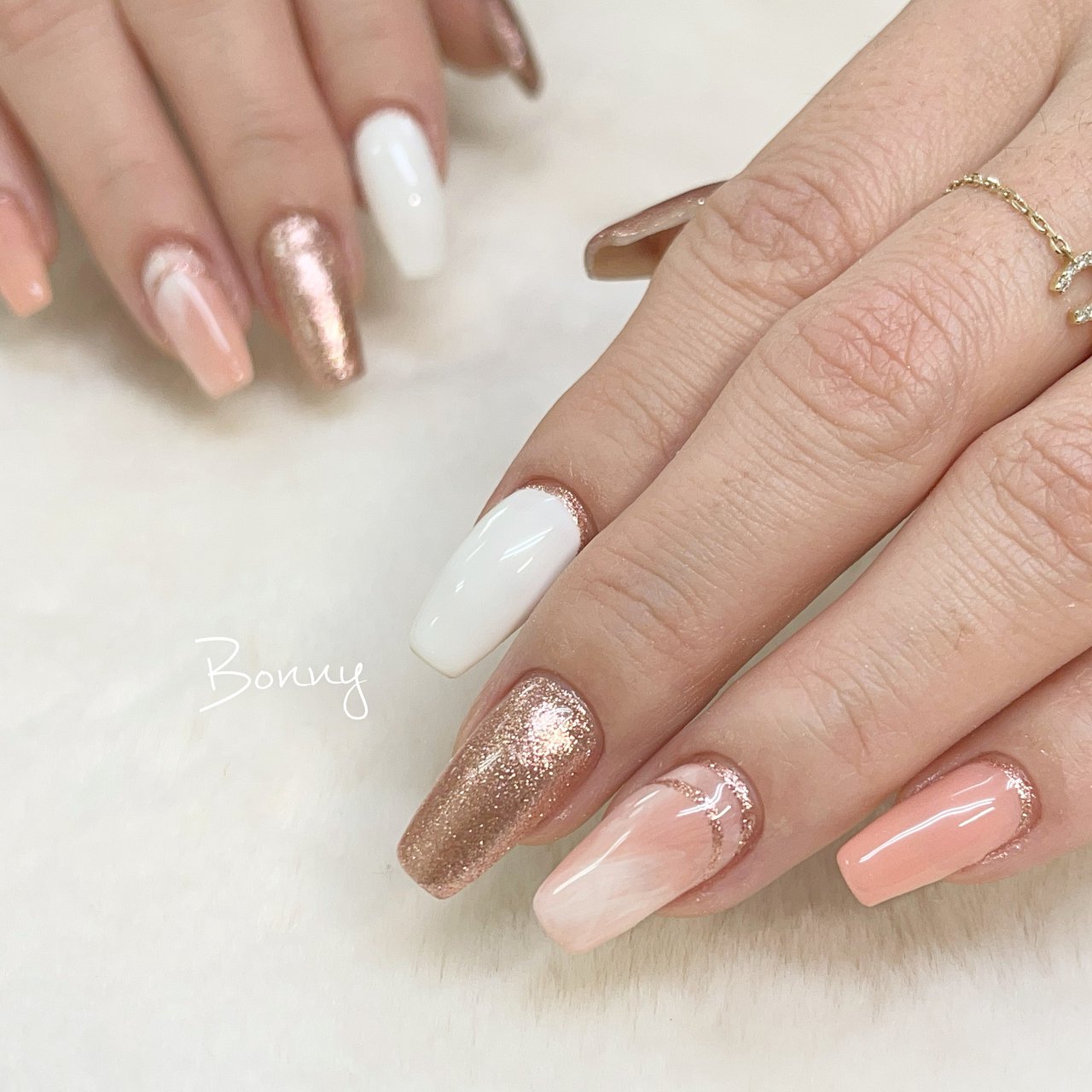 ホワイト ピンク ゴールド Private Nailsalon Bonnyのネイルデザイン No ネイルブック