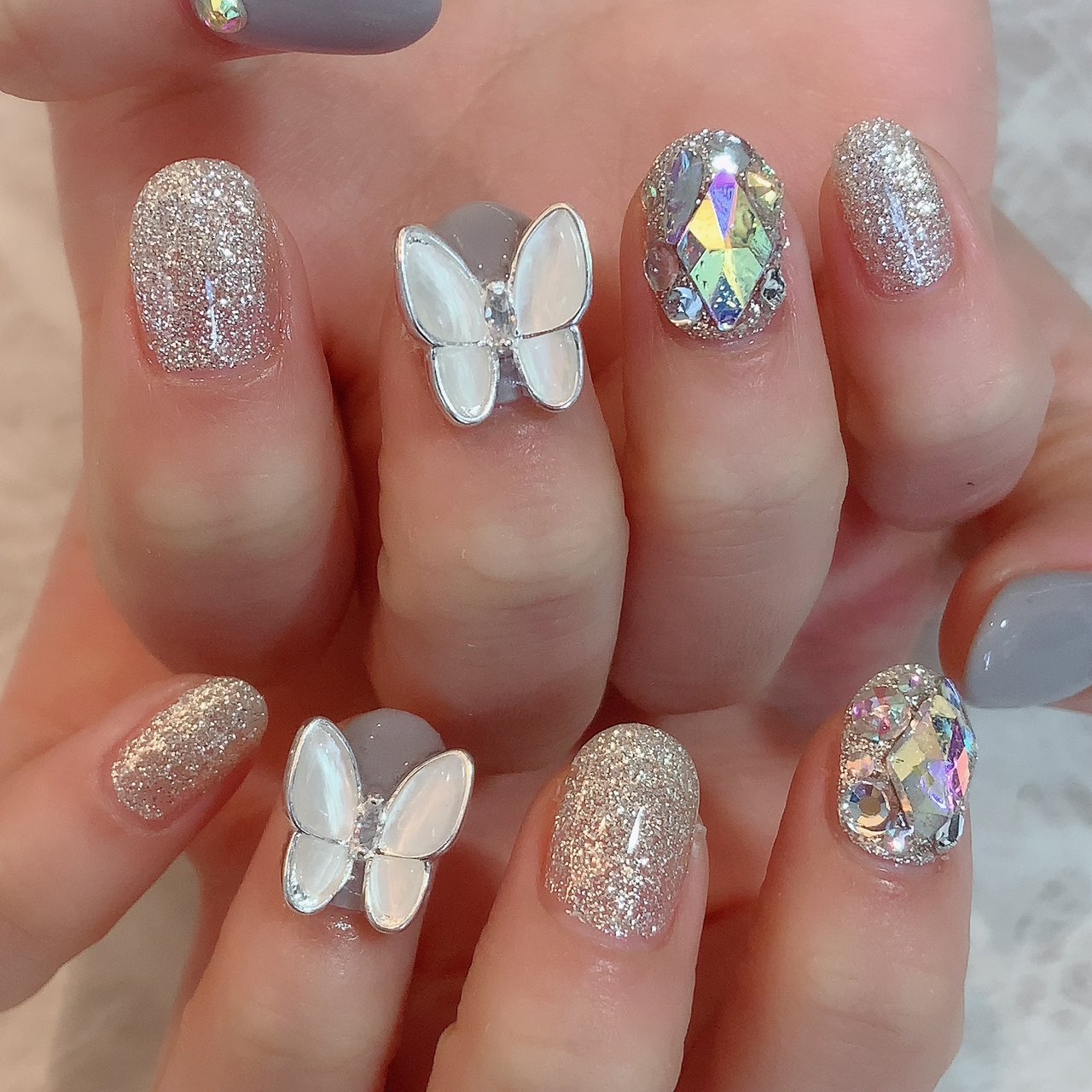 オールシーズン ハンド ビジュー ミディアム グレー Nailsalondecorのネイルデザイン No ネイルブック