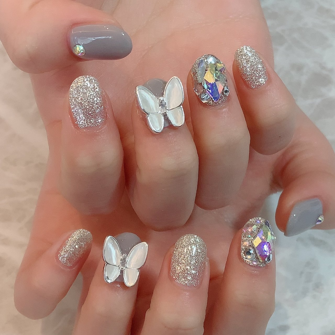 オールシーズン ハンド ビジュー ミディアム グレー Nailsalondecorのネイルデザイン No ネイルブック