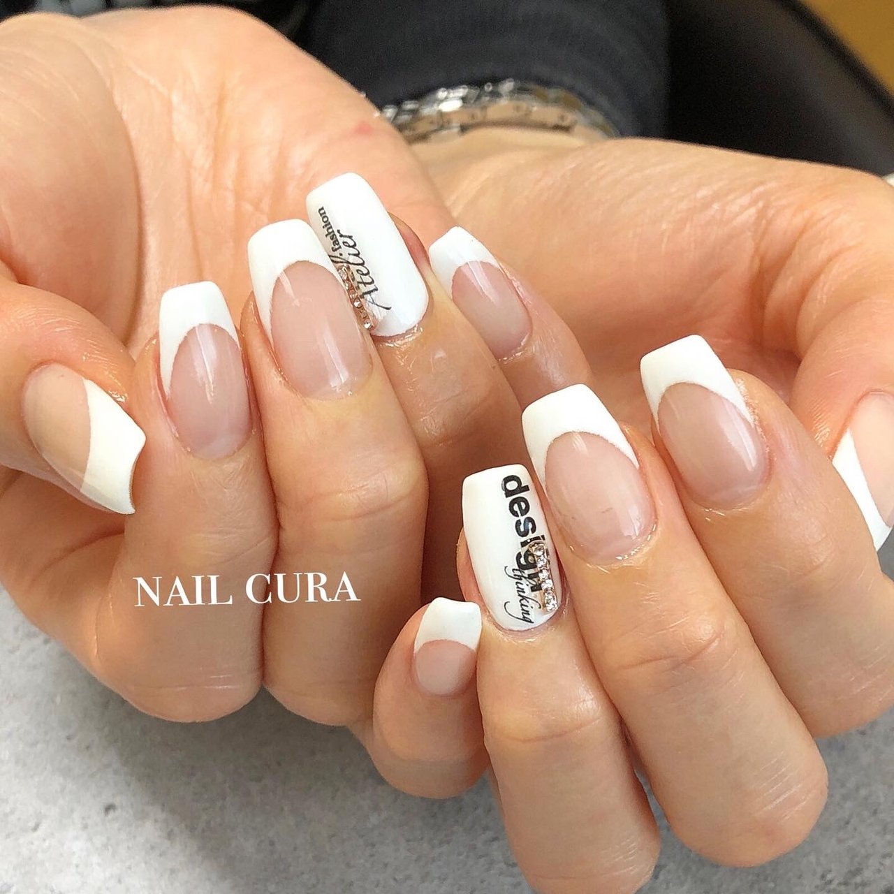 春 ハンド フレンチ ビジュー ワンカラー Nailcuraのネイルデザイン No ネイルブック