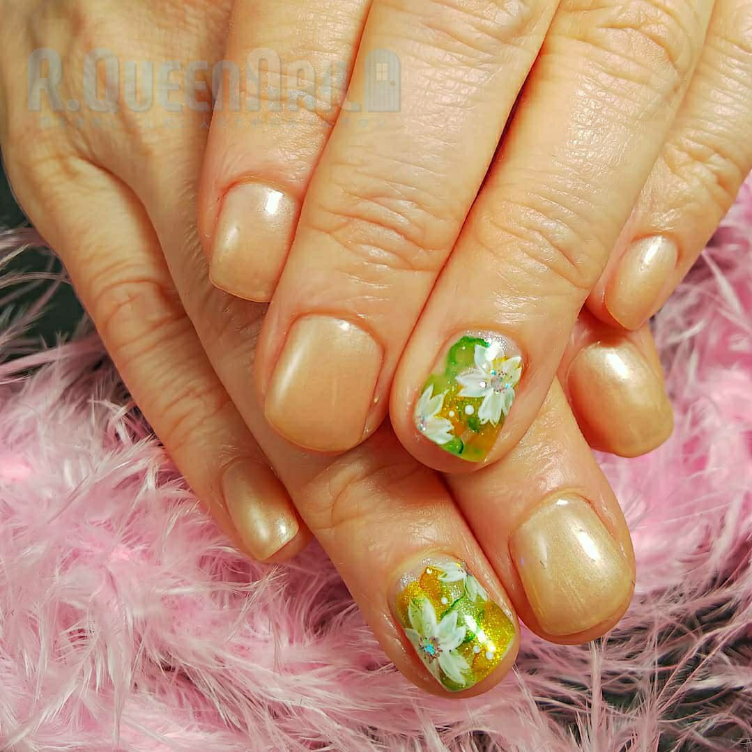 ハンド シンプル ワンカラー フラワー ベージュ 今村しほり 千葉 R Queennailのネイルデザイン No ネイル ブック