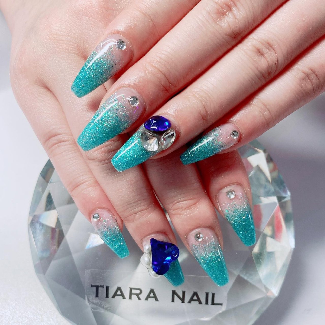 オールシーズン 海 リゾート ハンド グラデーション Tiara Nailのネイルデザイン No ネイルブック
