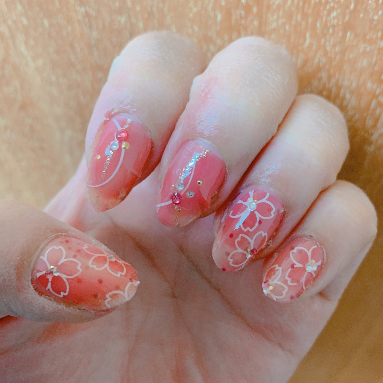 春 ハンド フラワー ホワイト ピンク Lovecocacolaのネイルデザイン No ネイルブック