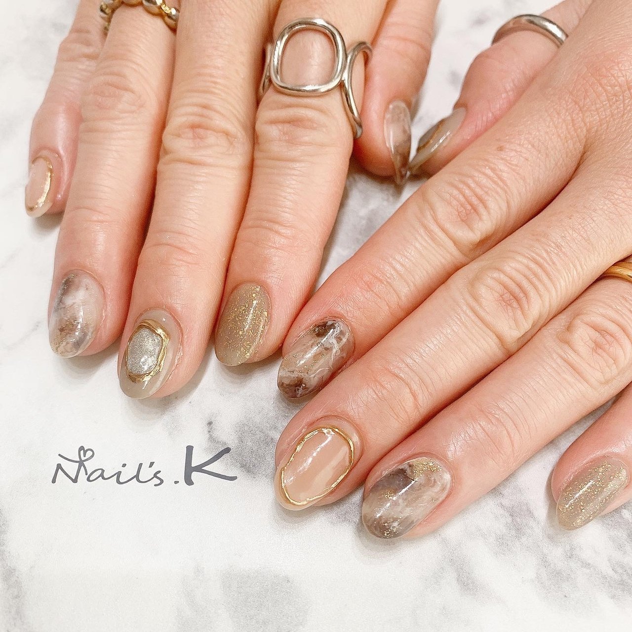 オールシーズン ハンド 大理石 ニュアンス ベージュ Nail S Kのネイルデザイン No ネイルブック