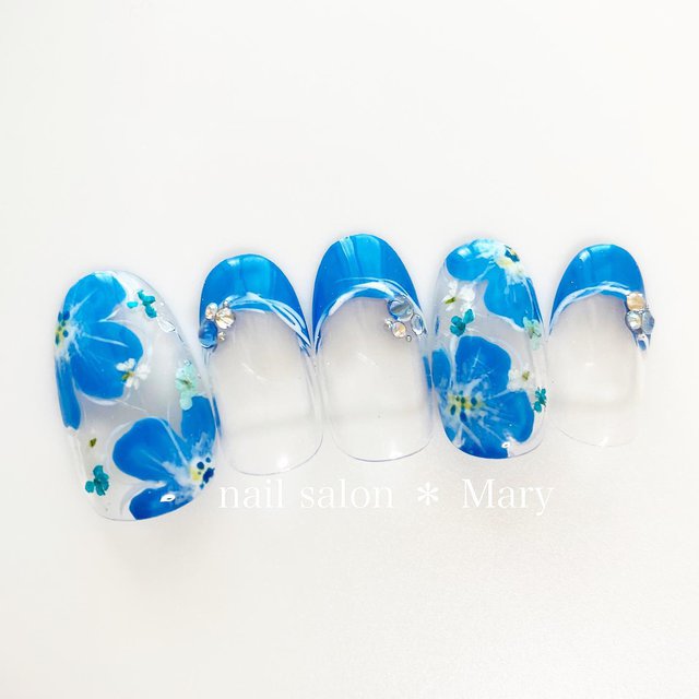 ネモフィラブルーのネイルで爽やかな指先に 21