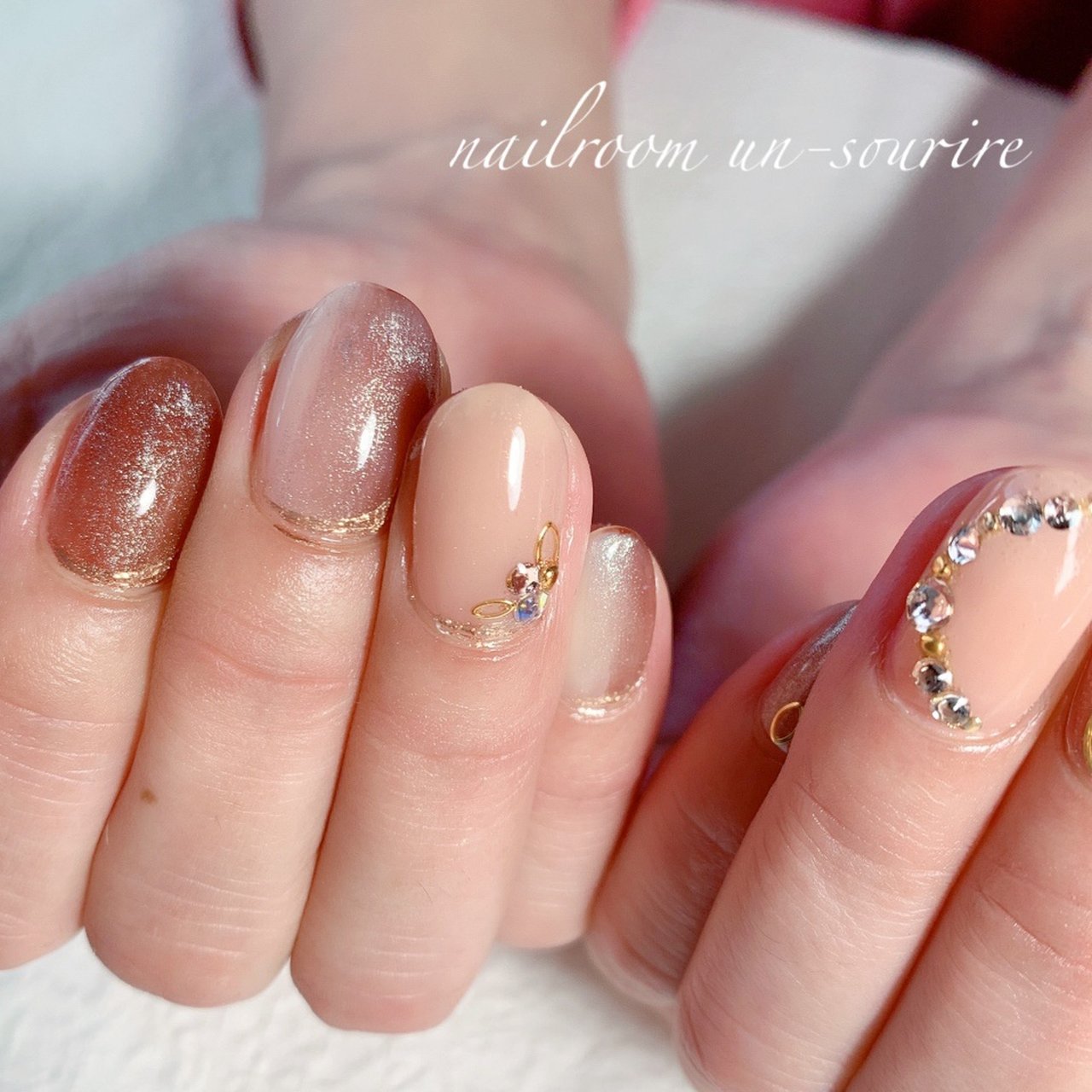 シンプル グラデーション ビジュー ベージュ ブラウン Un Sourireのネイルデザイン No ネイルブック