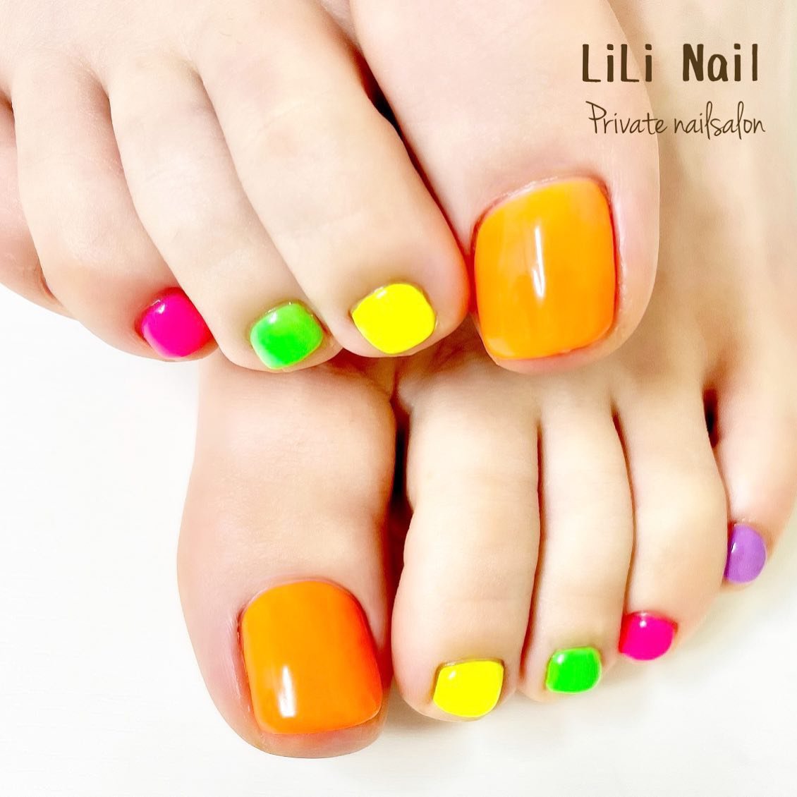 フット ワンカラー カラフル ネオンカラー ビビッド Lili Nailのネイルデザイン No ネイルブック