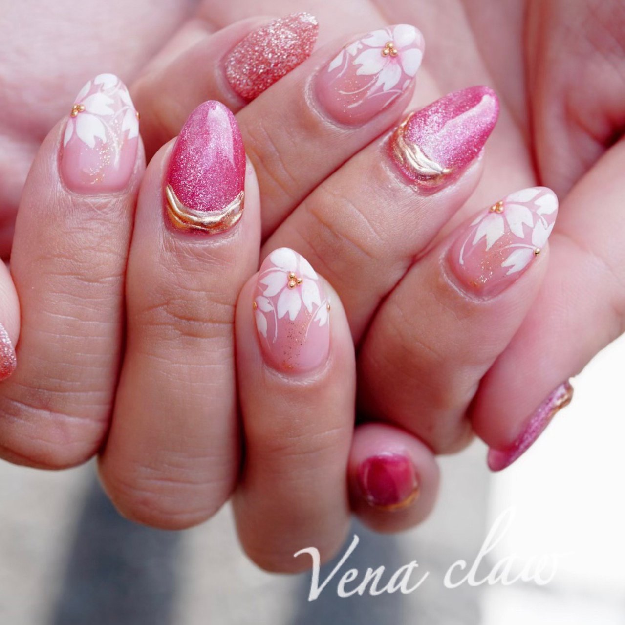 籐・ラタンのネイルピンク色のキャスター付き4段棚（※難アリ品）