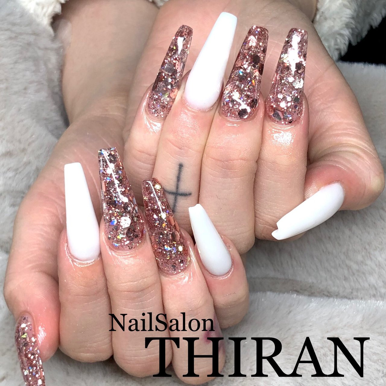 オールシーズン ハンド シンプル ホログラム ラメ Nailsalon Thiranのネイルデザイン No ネイルブック