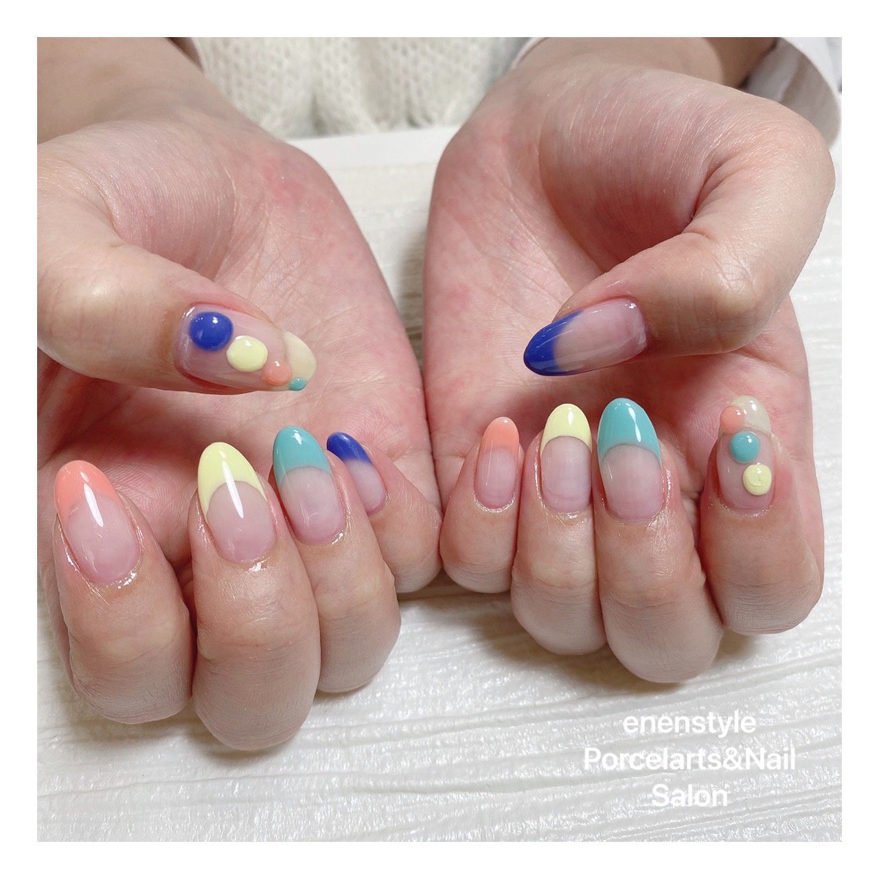 フレンチ ターコイズ 水色 Enenstyle Porcelarts Nail Salonのネイルデザイン No ネイルブック