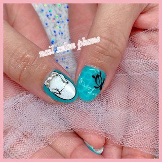 ご予約問い合わせはInstagram@plumenail_yokohamaまでDM💌💭 
親指のイルカちゃんとカメさんと筆記体は手描きです🙆‍♂️🌼
⭐️キャラネイルコース⭐️
10500~12500円
※時間により金額が変わります
※3D別途
当サロンのキャラネイルは、全てアクリル絵の具又はジェルで手描きアートになります
◎他店付けかえ毎回オフ無料
◎付け放題はアートもパーツも込み価格！時間内であれば制限なし！
◎ハードジェル又はスカルプ、3Dアートオフは別途料金

ღ .:*・゜♡゜・*:.ღ .:*・゜♡゜・*:.ღ .:*・゜♡゜・*:.ღ
※当サロンは男女問わずご来店可能です🙆‍♂️
※ネイルチップフルオーダーも受付できます。直接来店又は配送もできます。問い合わせはDM✉
ღ .:*・゜♡゜・*:.ღ .:*・゜♡゜・*:.ღ .:*・゜♡゜・*:.ღ
안녕하세요 ~⭐️
일본의 네일샵 plume（프류무）입니다♡
팔로우미~♡
남편이 한국인입니다🐰
Live in Japan
◎韓国すきネイリスト
◎11時~20時
◎元町・中華街駅徒歩5分（みなとみらい線又はJR、横浜駅からバスでも可）
#nailart
#koreanail
#nailstagram
#ネイルスタグラム
#ネイルアート
#横浜ネイルサロン
#韓国ネイル
#韓国スタイル
#韓国っぽ
#新大久保
#한국네일
#캐릭터네일
#kpopnails
#kpop
#春ネイル
#kpop好きな人と繋がりたい
#韓国好きな人と繋がりたい
#caratと繋がりたい
#armyと繋がりたい
#txt好きな人と繋がりたい
#アニメ好きな人と繋がりたい
#ディズニー好きな人と繋がりたい
#ディズニー好きな人と仲良くなりたい
#キャラクターネイル
#リゾートネイル
#シェルネイル
#キラキラネイル
#モチーフネイル
#キャラネイル
#可愛いネイル
#ワンカラー
#ラメネイル
#ストーンネイル
#ジュエリーネイル
#ハワイアンネイル #春 #夏 #オールシーズン #パーティー #ハンド #ラメ #ワンカラー #アンティーク #キャラクター #マリン #ミディアム #ホワイト #水色 #ゴールド #ジェルネイル #お客様 #ソアパク(横浜／サロン) #ネイルブック