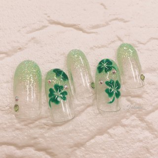 四葉のクローバーのネイルデザイン ネイルブック