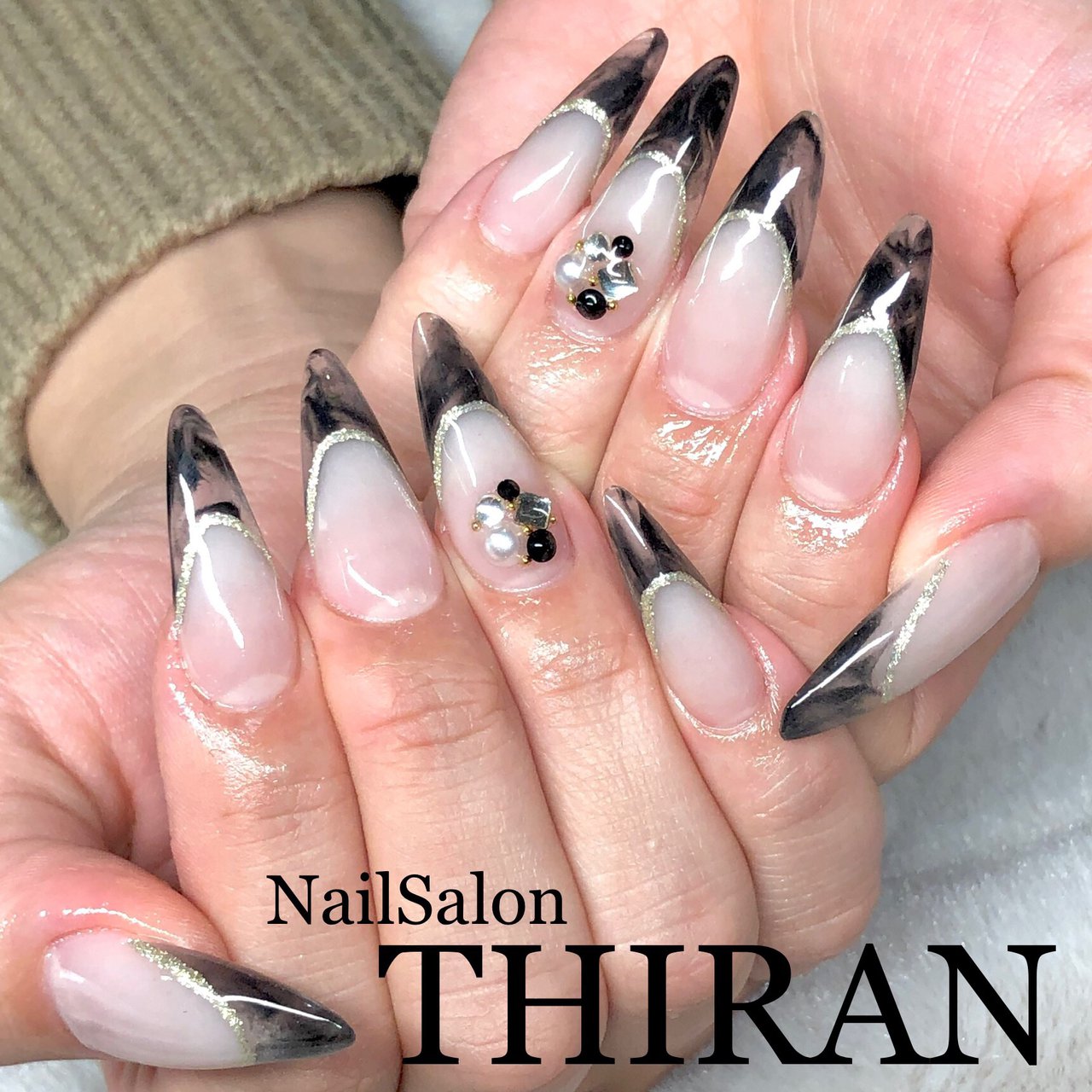 オールシーズン ハンド フレンチ ビジュー マーブル Nailsalon Thiranのネイルデザイン No ネイルブック
