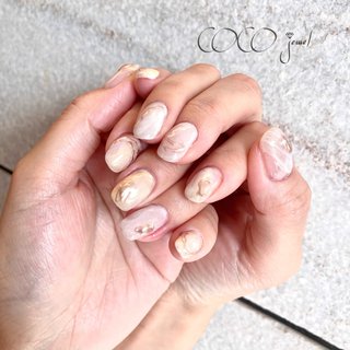 #アートし放題コース💅💕 
ホワイトベースにミラーの細かいラメを
合わせてジュワっと感をプラス💕

さりげなくイエローカラーを追加✨


2021年のラッキーカラーは

ホワイト と イエロー


カラーリングに迷った時は
運気が上がりそうな色をチョイスします🤣❤️


#春#春ネイル#春ネイル2021 #大人可愛い #大人上品ネイル #フラワーネイル #じゅわグラ #ニュアンス #ニュアンスネイル #夏 #オールシーズン #オフィス #デート #ハンド #シンプル #グラデーション #マグネット #ミラー #アイシング #ホワイト #イエロー #シルバー #ジェルネイル #お客様 #sa #ネイルブック