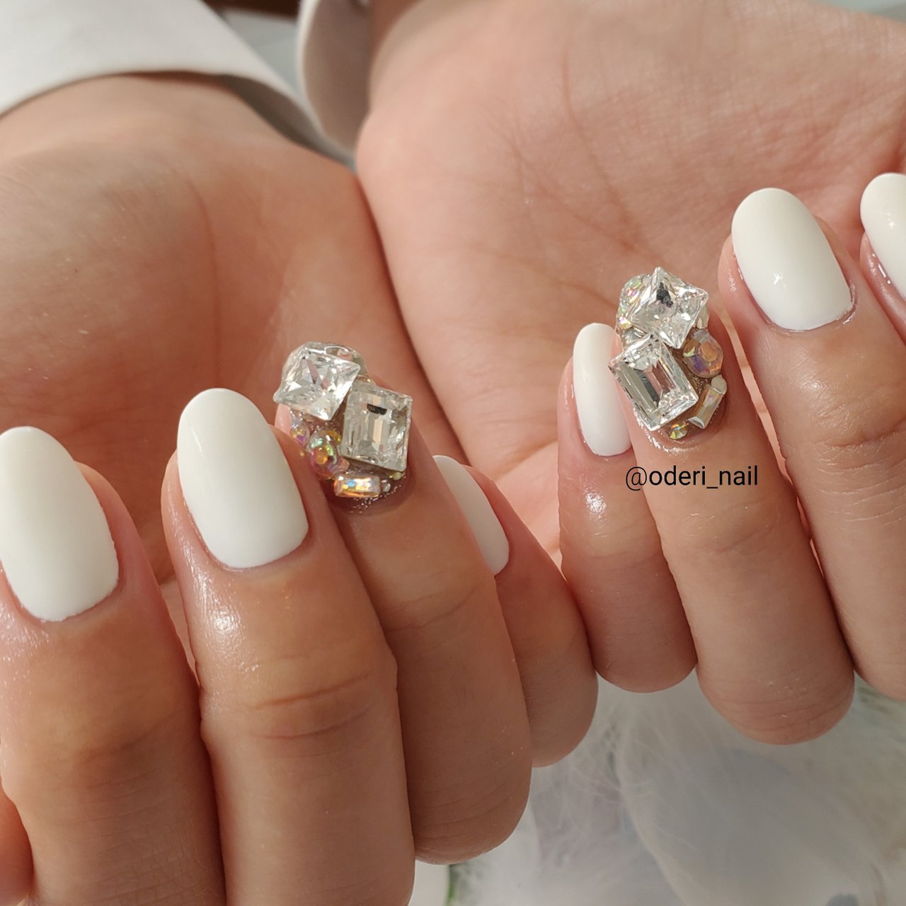 ハンド ビジュー ワンカラー ミディアム ホワイト ネイリストゆみのネイルデザイン No ネイルブック