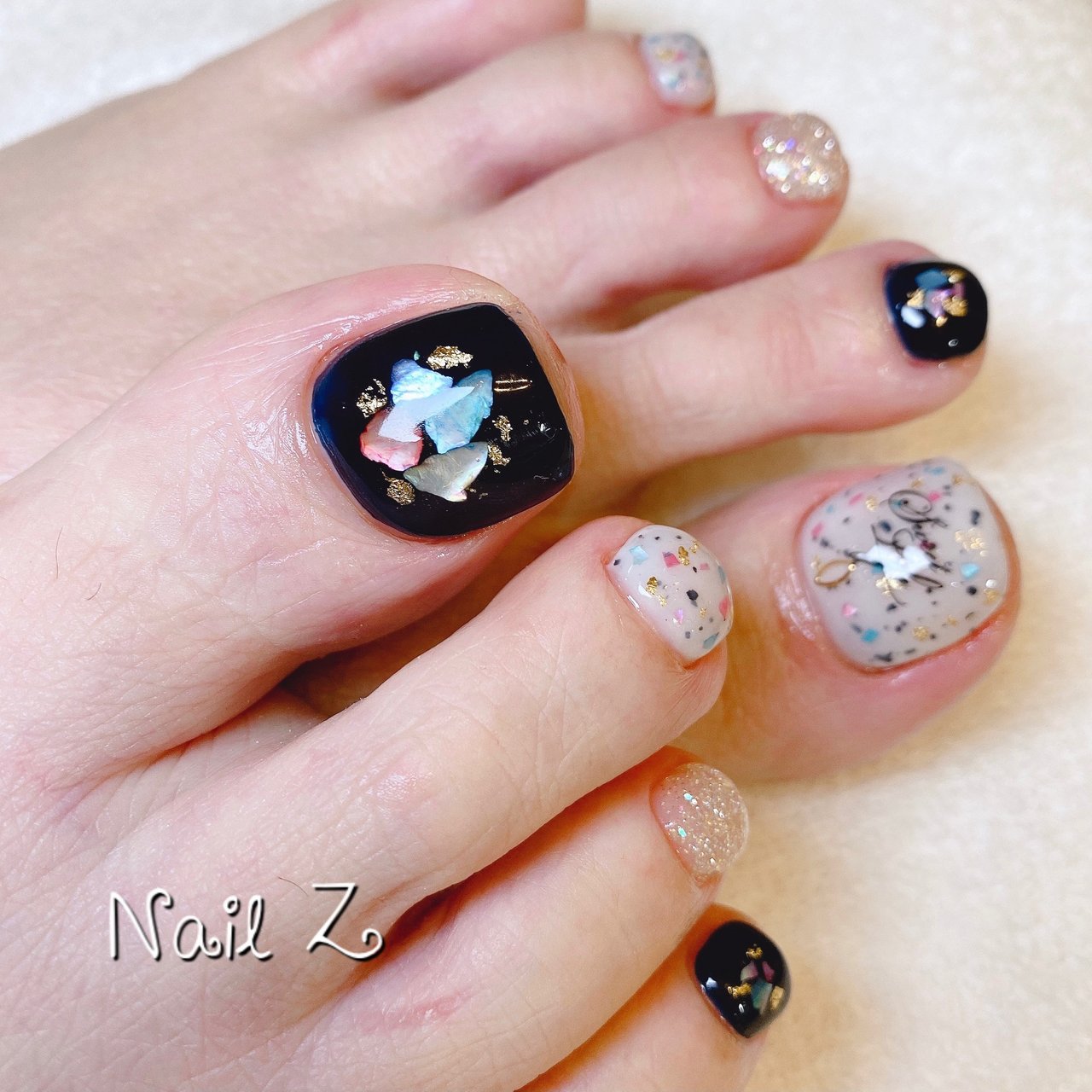 フット シェル イニシャル ホワイト ネイビー Nail Z ネイルジー のネイルデザイン No ネイルブック