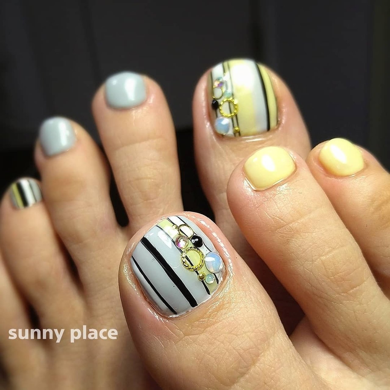 オールシーズン フット ビジュー ストライプ イエロー 入間市 Sunnyplace Nailのネイルデザイン No ネイルブック