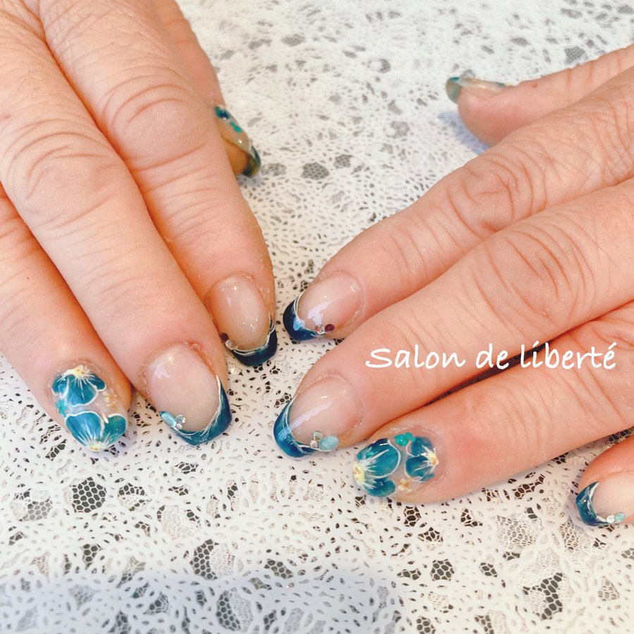 フレンチ 変形フレンチ ビジュー フラワー 押し花 旭市ネイルサロン リベルテ Salon De Liberte アイラッシュ匝瑳市ネイル サロンのネイルデザイン No ネイルブック