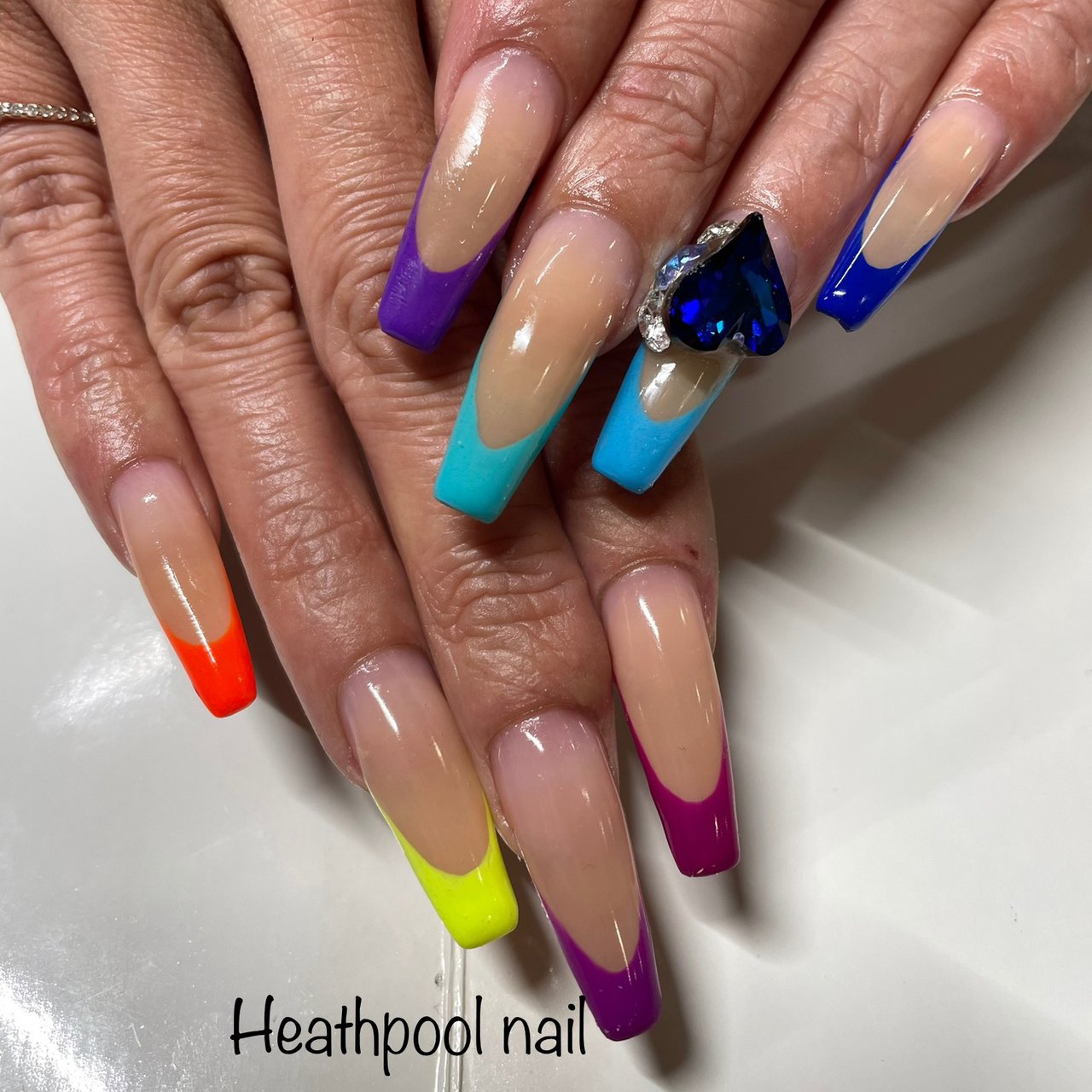 ネイルチップ ネオンピンク ハート ストーンフレンチ 最も