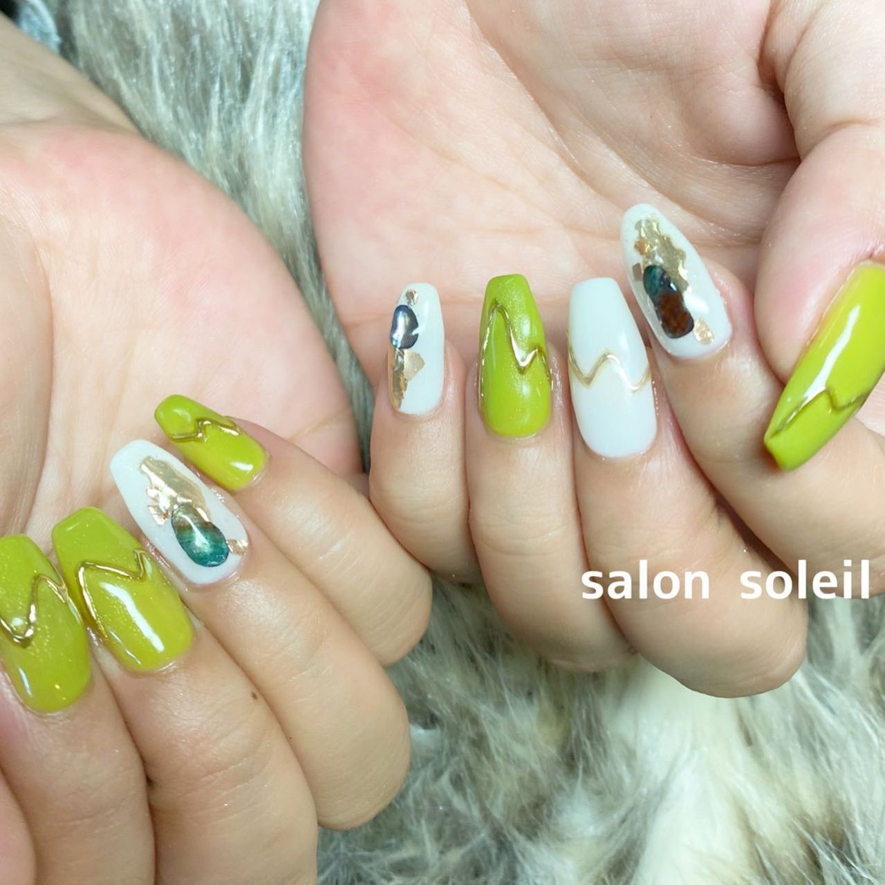 春 ハンド ミディアム ホワイト グリーン Salonsoleilのネイルデザイン No ネイルブック