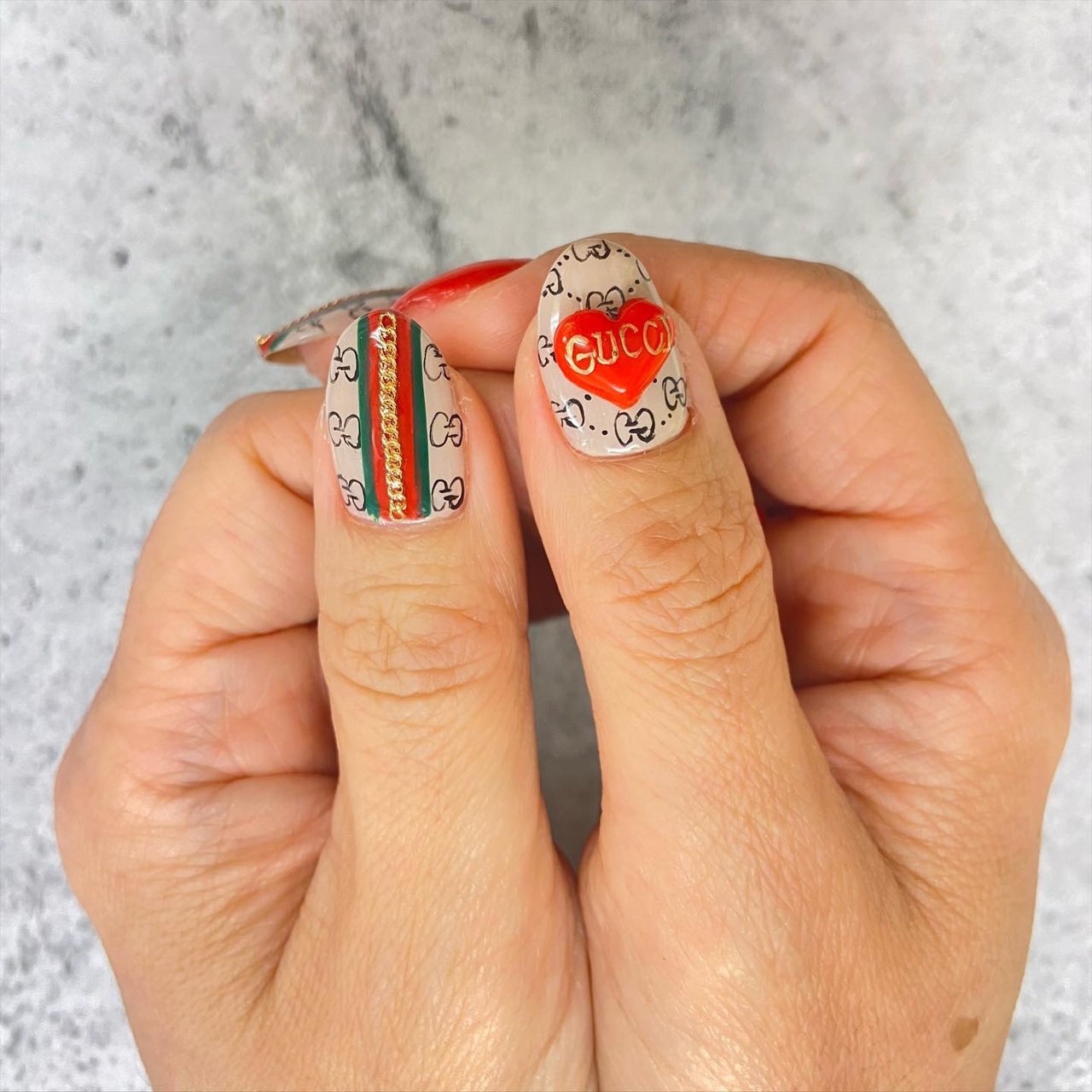 オールシーズン ハンド ブランド柄 ミディアム ベージュ ネイルサロン スクール チアロのネイルデザイン No ネイルブック