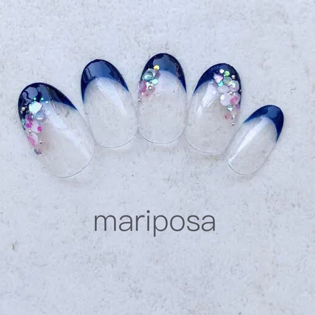 梅雨 フレンチ ミディアム ホワイト ネイビー Nailsalon Mariposaのネイルデザイン No ネイルブック