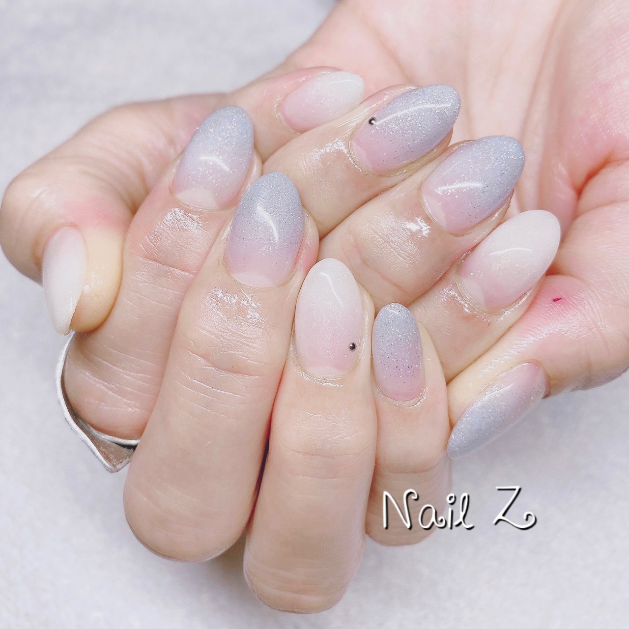 ハンド グラデーション ミディアム ホワイト ブルー Nail Z ネイルジー のネイルデザイン No ネイルブック