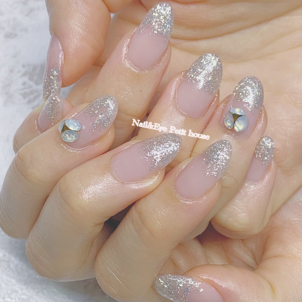 ブライダル ハンド フレンチ ビジュー ラメ Nail Eye Petit Houseのネイルデザイン No ネイルブック