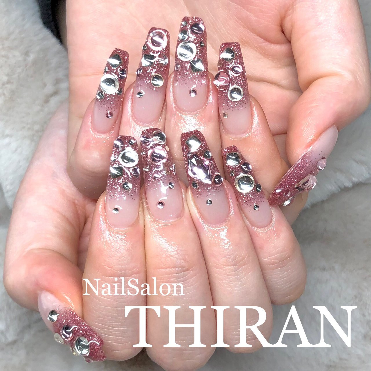 オールシーズン ハンド グラデーション ビジュー ラメ Nailsalon Thiranのネイルデザイン No ネイルブック