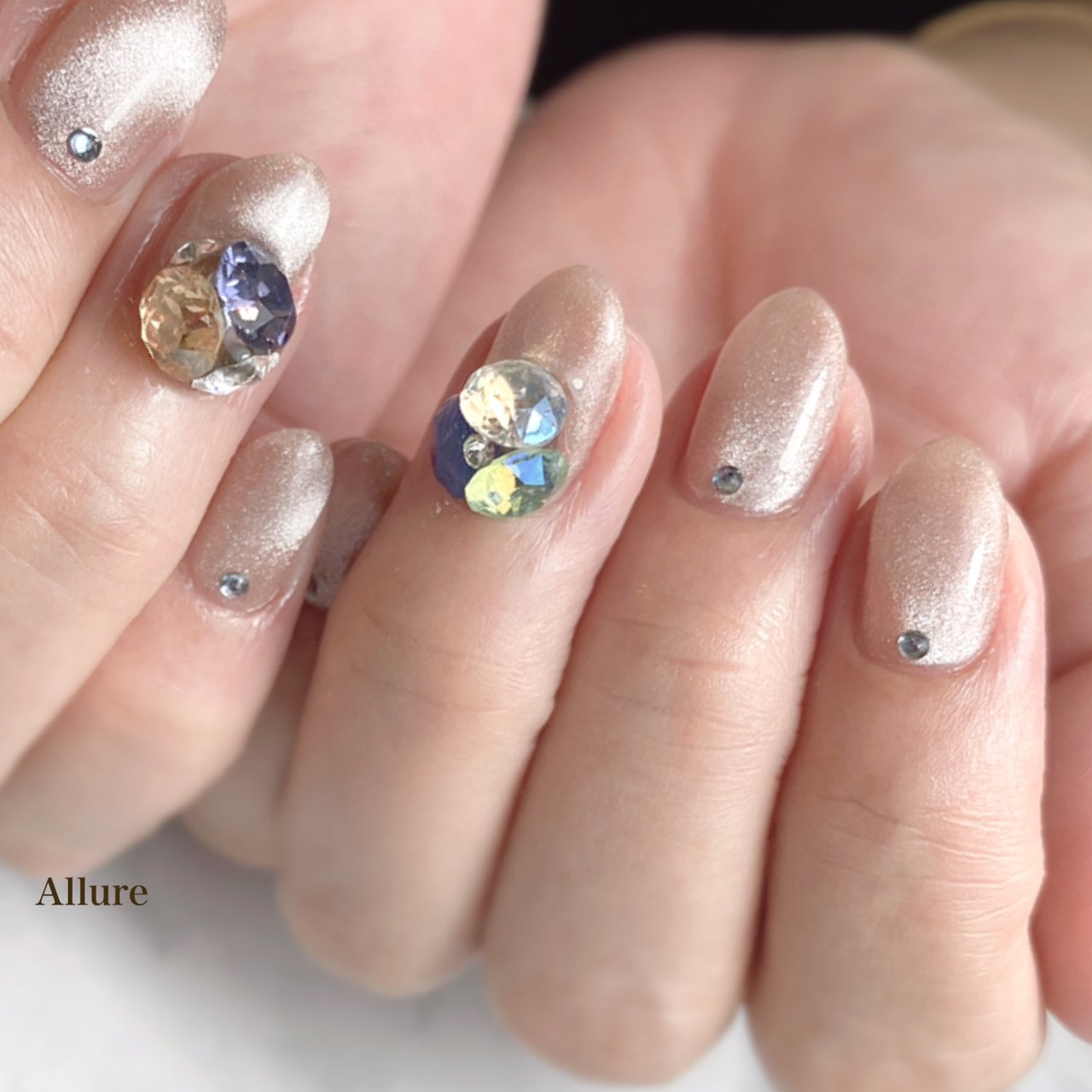 ハンド ワンカラー ビジュー グレー シルバー Allure アリュール 京都三条のネイルデザイン No ネイルブック