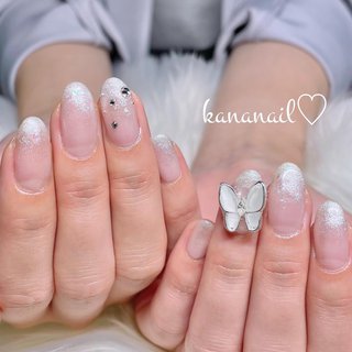 🎀ちょうちょ🎀 ホワイトラメグラデーション🤍にお客様念願こ蝶々🤍ラメグラに少しオーロラを散らしました🤍ラメグラ＋2artコース
・
・
・
いつもありがとうございます♡︎本当にお似合いでした🤍蝶々さん可愛がって下さいませ🦋
・
・
・
💜メニューはハイライトをご覧ください✨
💜予約&お問い合わせは公式LINEから💓
💜アナタだけのkawaiiを詰め込みます💕
\\ネイルは視覚からパワー♡を補う魔法道具🧚🏻‍♀️💫//
・
・
・
《ルビケイト導入店》
#グリーンネイル対策　店です✨
バクテリアネイル※グリーンネイルにお悩みの方もご相談下さい^ - ^
・
・
・
#個性派girlyネイル🎀#kananail🦄
#ちょうちょネイル #ホワイトネイル#キラキラネイル#ラメグラネイル#蝶々ネイル#夏ネイル#グラデーションネイル#白ネイル#韓国ネイル#ガーリーネイル#個性派ネイル#whitenail#サマーネイル#個性的#大人可愛いネイル#ゆめかわネイル#女子大生#美容学生#女子力#隠しきれないヲタク#네일스타그램 #桜木町ネイルサロン#横浜ネイルサロン#桜木町#野毛#横浜 #夏 #成人式 #オフィス #デート #ハンド #シンプル #グラデーション #ビジュー #ラメ #パール #ミディアム #ホワイト #シルバー #ジェルネイル #kana♡︎ #ネイルブック