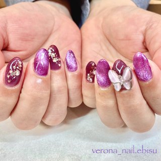 蝶々ブーム🦋来ております✨ マグネット✖️蝶々🦋
氷ネイル✖️蝶々🦋
ミラーネイル✖️蝶々🦋
この組み合わせ凄く多いです〜☺️
20代から40代のお客様よく蝶々つけていかれます💕
1匹300円となります🌟
人気パーツなのでされたい方は
お早めに✨
#ちょうちょネイル 
#蝶々ネイル
#紫ネイル
#パープルネイル
#マグネットネイル
#きらきらネイル
#派手ネイル
#ホロネイル
#ホロラメネイル
#ネイル 
#ネイルデザイン
#恵比寿ネイル
#恵比寿ネイルサロン #春 #夏 #オフィス #ブライダル #ハンド #シンプル #グラデーション #ホログラム #ラメ #ミディアム #ピンク #パープル #シルバー #ジェルネイル #お客様 #VERONA #ネイルブック