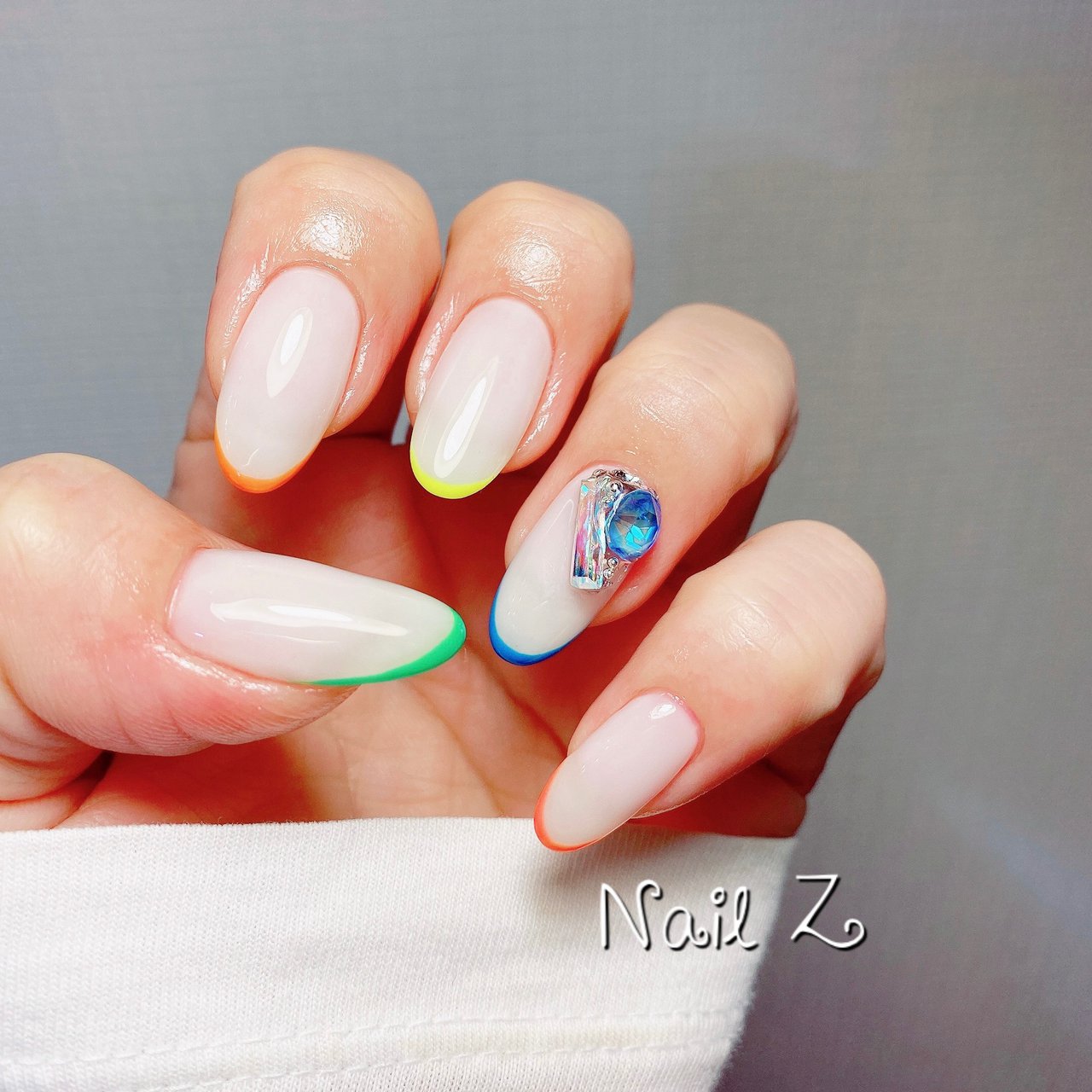 フレンチ ビジュー ロング カラフル ネオンカラー Nail Z ネイルジー のネイルデザイン No ネイルブック