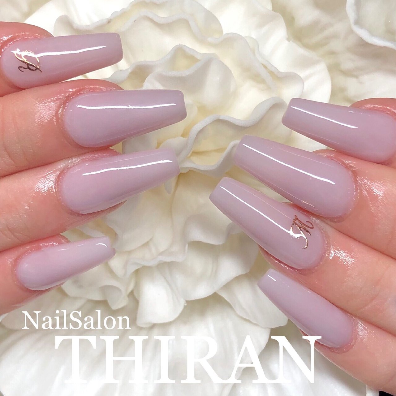 オールシーズン ハンド シンプル ワンカラー イニシャル Nailsalon Thiranのネイルデザイン No ネイルブック