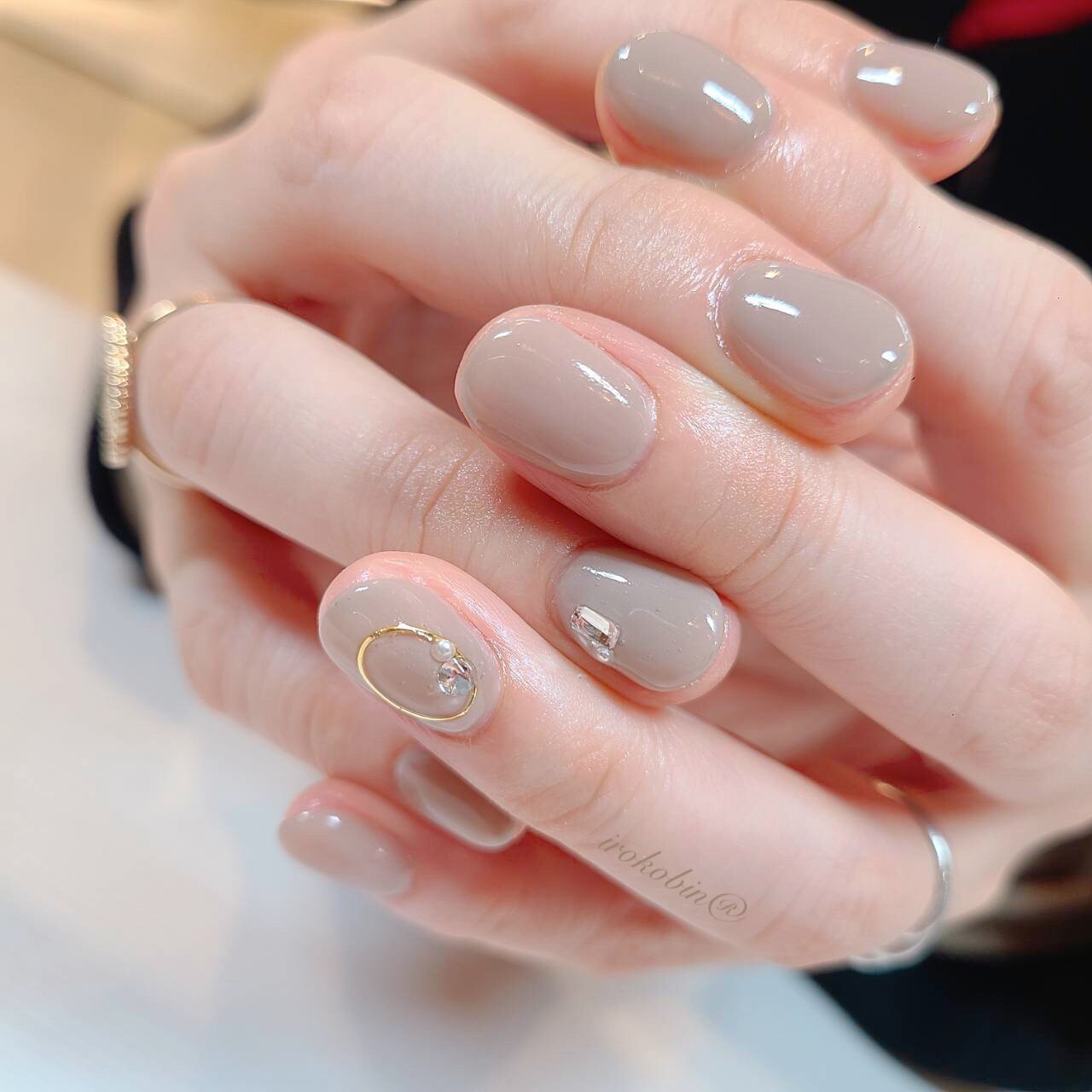 オールシーズン ハンド シンプル ミディアム グレージュ Irokobinいろこびん のネイルデザイン No ネイルブック