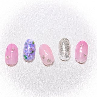 #アートし放題コース💅💕 
#梅雨 の憂鬱さを吹き飛ばす♡

#紫陽花ネイル 


淡いピンクグラデーションカラーに

さりげないラメボールで雫をプラス♡


青と紫の紫陽花が映えるデザイン😍❤️


華やかでテンションの上がる

大人可愛いカラーになりました！



 #キッズスペース #キッズスペース完備#子連れok 

#大人上品ネイル #オフィスネイル #シンプル #シンプルネイル #ガラスフレンチ #紫陽花 #梅雨 #うるつやネイル #マオジェル


┈┈┈┈┈┈┈┈┈┈┈┈┈┈┈

恵比寿5分♡
看板犬のいるネイルサロン♡Cocojewel
#キッズスペース完備

@nailsalon_cocojewel.ebisu #夏 #オールシーズン #梅雨 #オフィス #ハンド #シンプル #グラデーション #ラメ #フラワー #マグネット #ピンク #ブルー #パープル #ジェルネイル #ネイルチップ #sa #ネイルブック