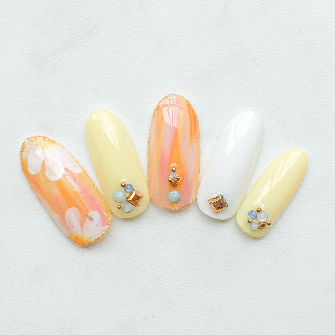 夏 ハンド ビジュー ミディアム オレンジ Beauty Salon Toiro さいたま新都心店 美爪育成 フィルイン推奨サロン のネイル デザイン No ネイルブック