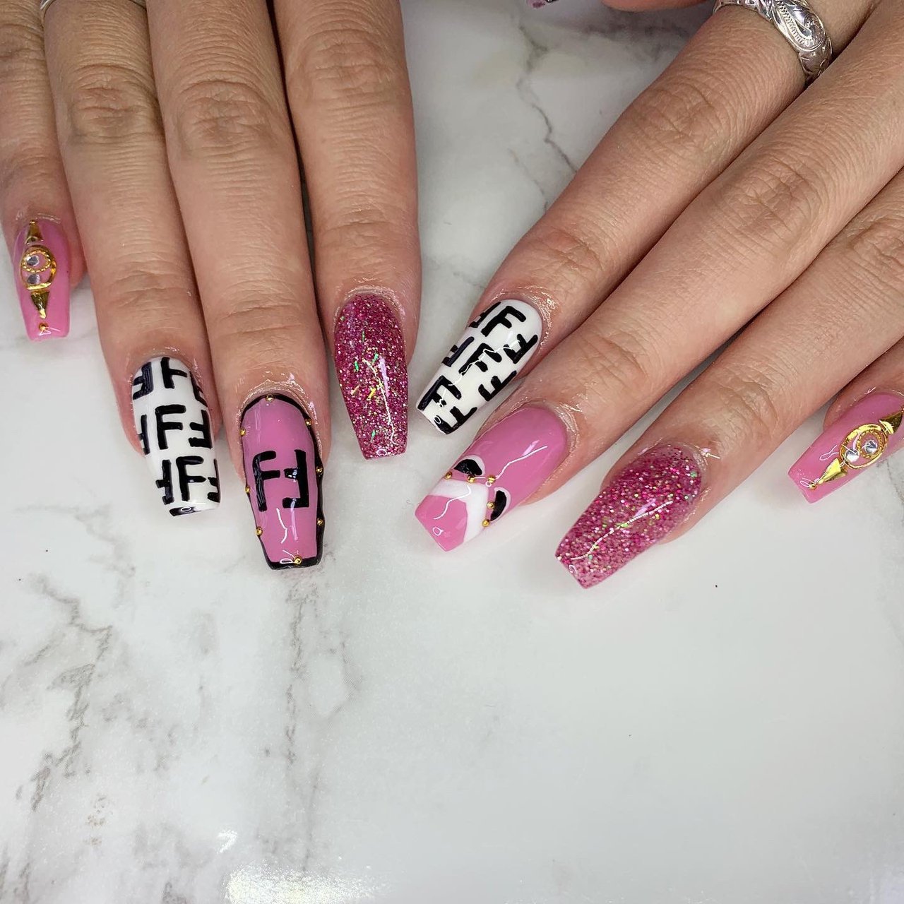 オールシーズン ハンド ブランド柄 スーパーロング ホワイト Nail Salon School Three Nail のネイル デザイン No ネイルブック