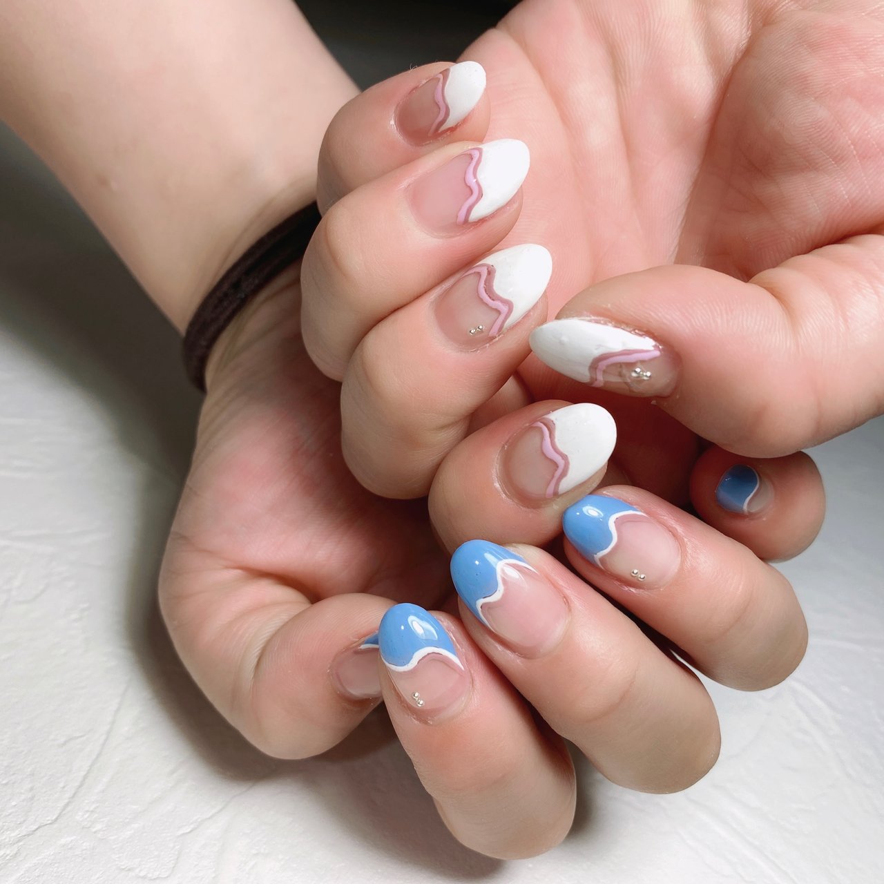 オールシーズン 変形フレンチ ワンカラー ホワイト 水色 Nailspaceroseのネイルデザイン No ネイルブック