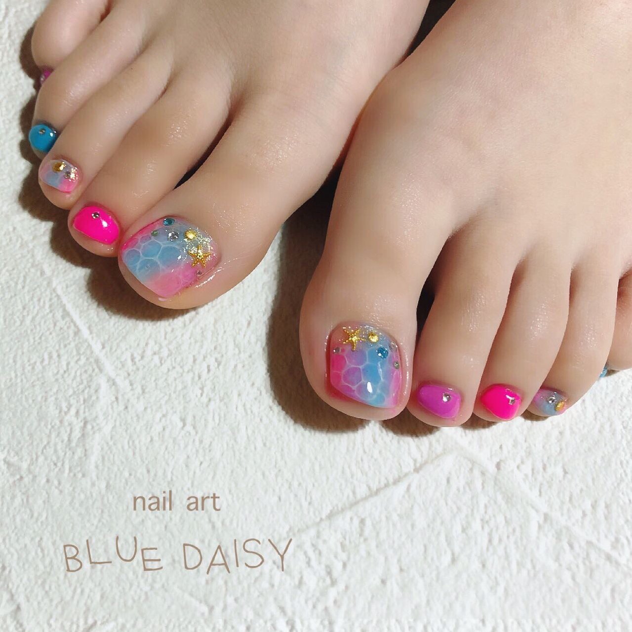 夏 海 リゾート ラメ グラデーション Blue Daisyのネイルデザイン No ネイルブック