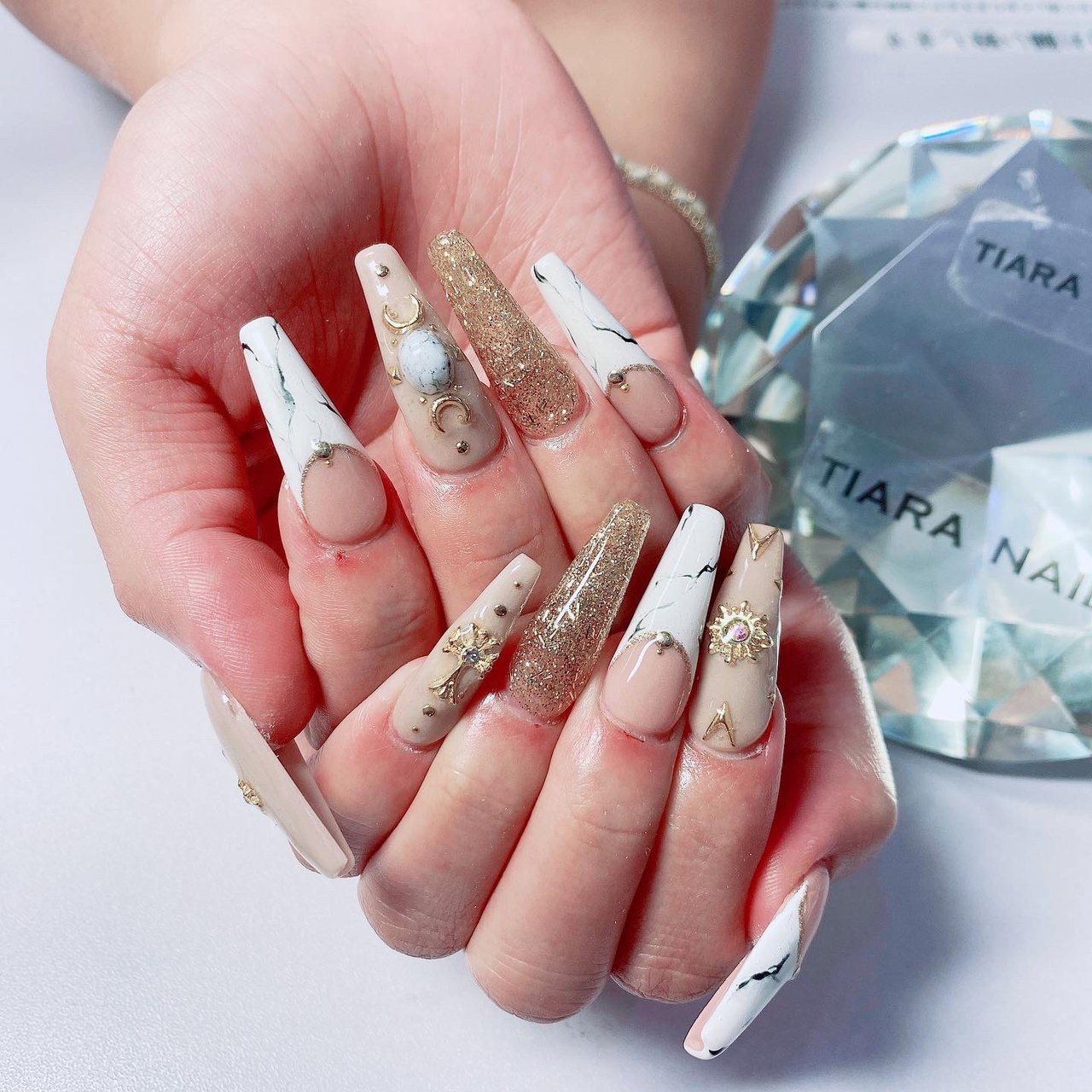 オールシーズン ハンド フレンチ ラメ 大理石 Tiara Nailのネイルデザイン No ネイルブック