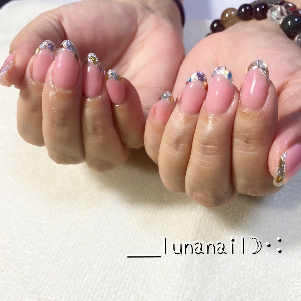 オールシーズン ハンド フレンチ ホログラム ラメ Luna Nail のネイルデザイン No ネイルブック