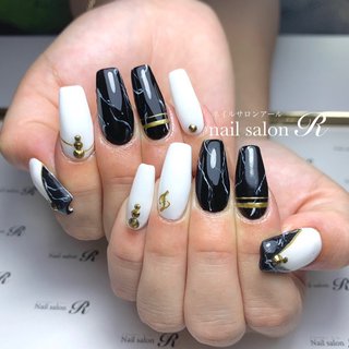 イニシャル モノトーンのネイルデザイン ネイルブック