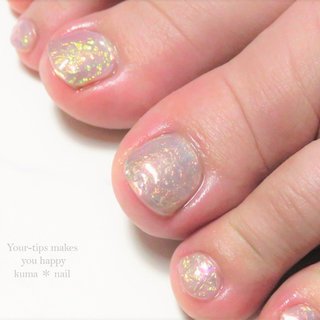 ・ こんにちは😊

本日はお客様ネイルのご紹介です💅✨

流行りのアイスネイルをフットに致しました✨

使用するフィルムにシワをつけてあげる事でオパールのような仕上がりになります💕

最近は輝きや変化を意識したネイルデザインが流行っていますね！✨✨

ネイルの面積自体は体の割合からしたら少ないですが、やっぱり目に入りやすいので見て楽しむことでモチベーションアップにもなりますよ🥰

本格的に夏の時期が近づいてきましたね☀️

サロンでもセルフネイルでもぜひフットネイルを楽しんでもらえたら嬉しいです💓
・
・
・
鹿児島市坂之上２丁目の隠れた場所にある、小さなネイル屋さん kuma nail です💅
一人一人にあった施術方法をご提案・心を込めて施術をさせていただきますので、指先をおしゃれにしたい方・お爪を補強されたい方など、お爪に興味のある方のご来店をお待ちしております😊
・
・
---◇お爪に優しいジェルネイル◇---

当店では、溶剤を使用しないでジェルネイルの付け替えを楽しんで頂くフィルインでの施術を行っております😊✨

また、潤いと高密着を実現した【ルミナジェル】をベースに使用。ケラチンを配合しているためお爪を労りながら指先のオシャレを楽しんで頂く事が出来ます🎵
また継続的に施術をすることで自爪育成の効果も期待できます💅✨

※フットネイルは衛生を保つ為、溶剤使用しての付け替えを行っています。

――――――――――――

✉️ご質問などございましたら、コメントやDMなどお気軽にご相談くださいませ(*^^*)
・
【ネイルブックはこちら↓】
https://nailbook.jp/nail-salon/28616/
⚠️プロフィール欄のURLからブログをご覧頂く事も可能です！
・
【ブログはこちらは↓】
https://ameblo.jp/kuma-nail
・
・
【LINEはこちら♪】 ・
「@kumanail」でＩＤ検索(半角入力)
⚠️ ↑ はタップされないで下さい💦
同名のInstagramの方に飛んでしまいます💦

―――【オーダーチップ販売について】―――

ネイルチップは丁寧に扱って頂くと何度もご使用いただけるものとなっておりますので、普段ジェルネイルなどできない方などにとてもおすすめです💅💓

当店では計測から全てネイリストが行うフルオーダーチップと、ご自身での計測等を行うセミオーダーチップ（クリーマ・ミンネにてご注文）の２種類を行っております😊✨

フルオーダーチップをご希望の方は、ブログをご参考頂くか、 ＤＭ📩でご相談下さいませ💅✨

【クリーマはこちら⬇️】

https://www.creema.jp/c/kumanail
＊口コミ投稿はこちらが多いので参考にされたい方はご覧ください😊

【ミンネはこちら⬇️】

https://minne.com/@kumanail/profile

◇お顔の見えないやりとりにはなりますが、小さな事でも結構なので疑問な点やご要望などある際はどうぞお気軽にご相談下さいませ🥰
・
・
・
・
 #ルミナ #ルミナジェル #ルミナジェル導入サロン #自爪育成 #鹿児島 #鹿児島市 #鹿児島市坂之上 #鹿児島市ネイルサロン #鹿児島市谷山 #鹿児島市谷山中央 #谷山中央 #谷山　#坂之上　#慈眼寺　#五位野　#ジェル　#ネイル　#ネイルチップ　#フィルイン #japan #nail #kagosima #kumanail #kuma #くまねいる #クマネイル #ニュアンス #ニュアンスネイル #長さだし #ネイルチップ #オーダーチップ #夏 #海 #リゾート #フット #ホログラム #ワンカラー #オーロラ #ミディアム #クリア #カラフル #ジェルネイル #お客様 #kuma＊nail #ネイルブック