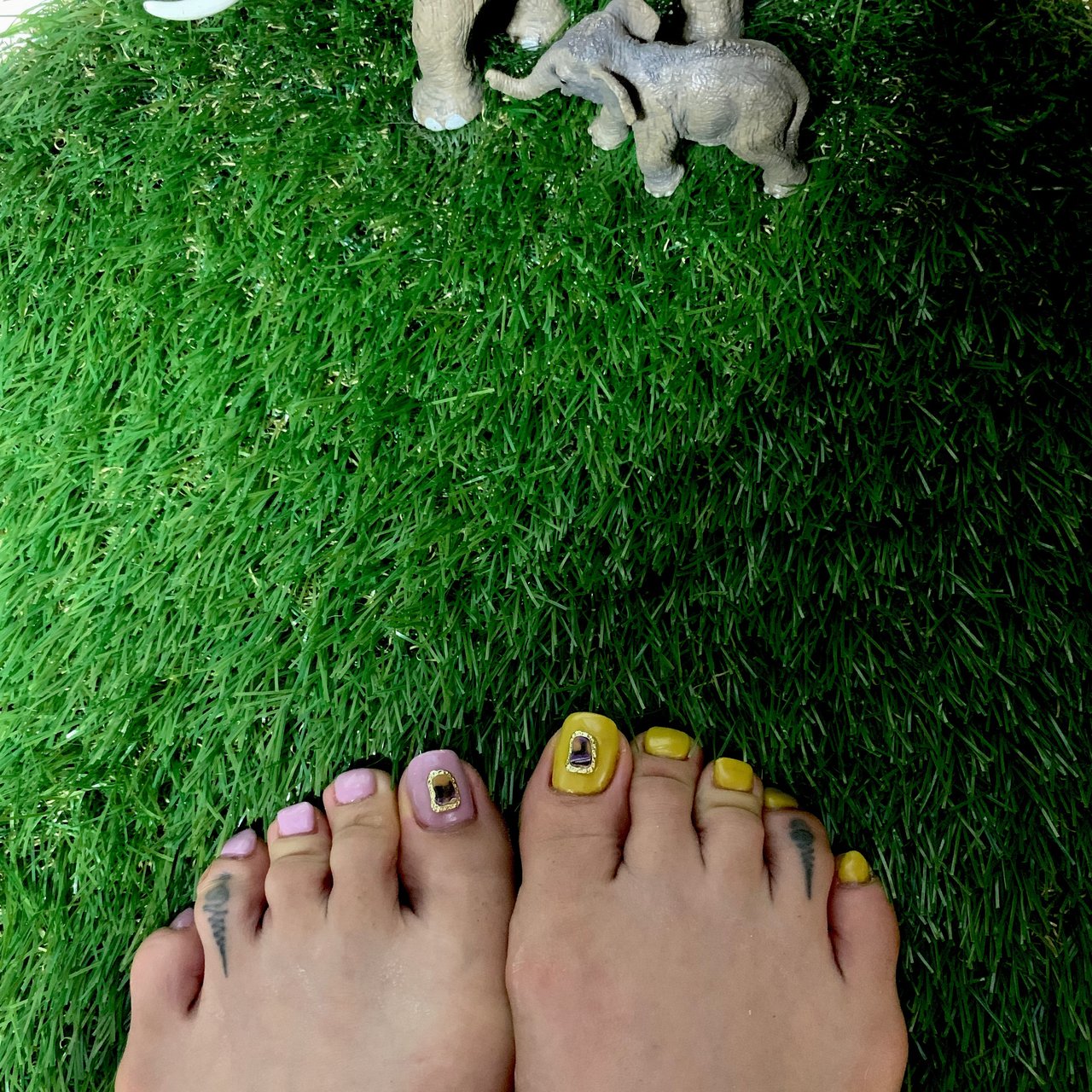 オールシーズン フット イエロー パープル スモーキー Nikochanohtama のネイルデザイン No ネイルブック